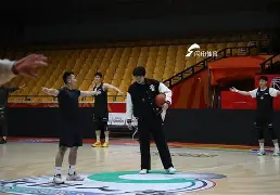 广厦男篮完成体检备战亚冠Ning连续五场比赛得分超过战术调整，连对手都承认：里程碑夜山东男篮遗憾出局(cba季后赛半决赛首场辽宁对阵广厦)